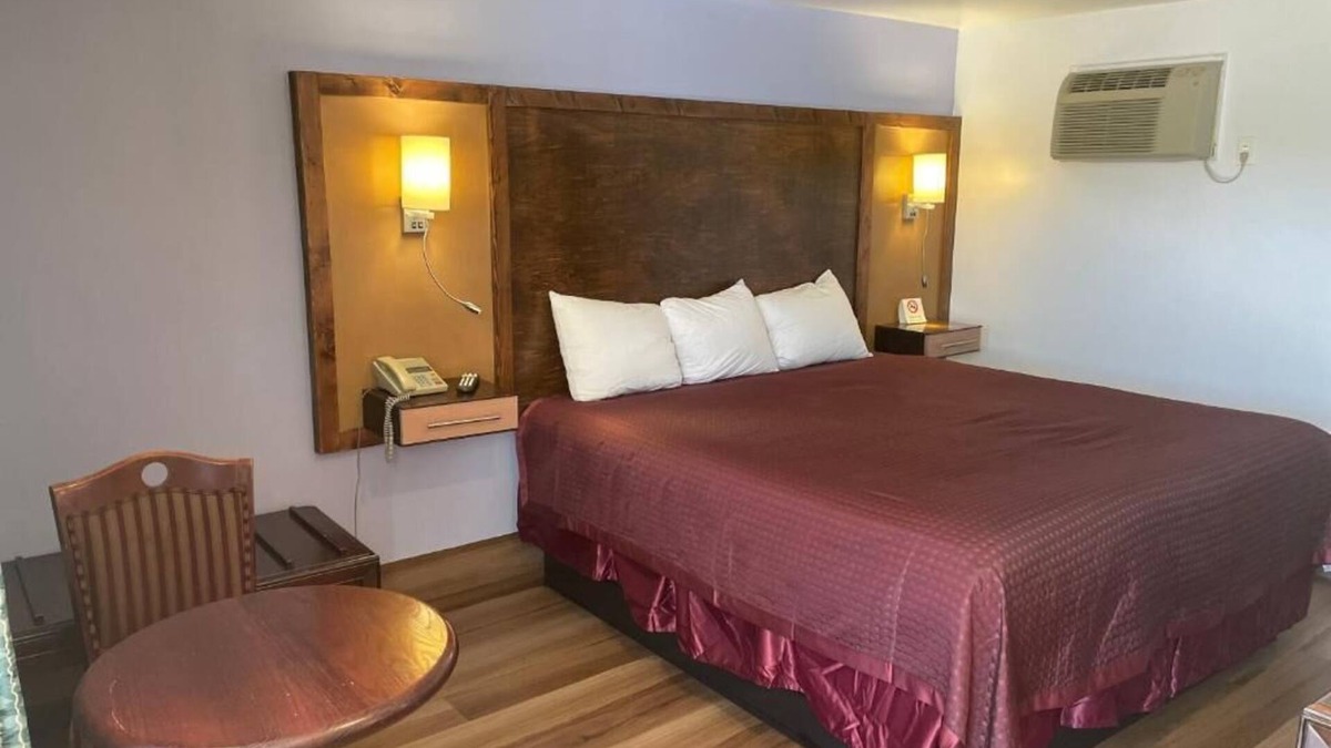North Tonawanda Hotel | Room w/King Bed, Scottish Inns, Free Parking, few Minutes from Niagara Falls