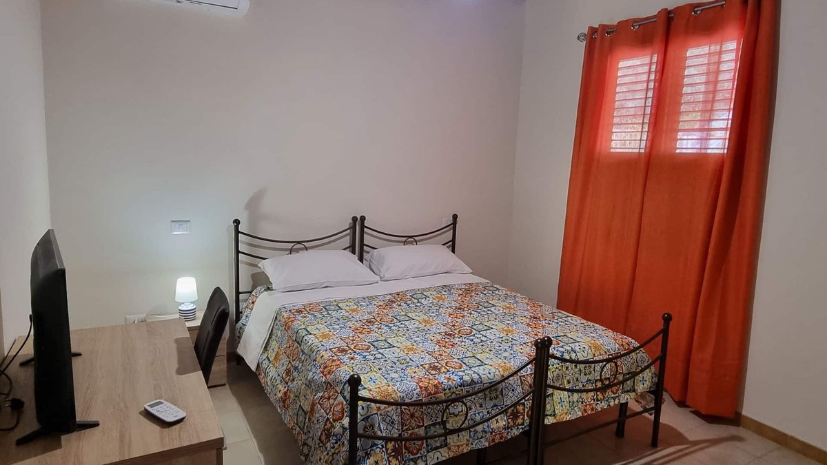 Palmi Villa | Room with breakfast included in cottage Holiday home in Palmi Pietrenere.