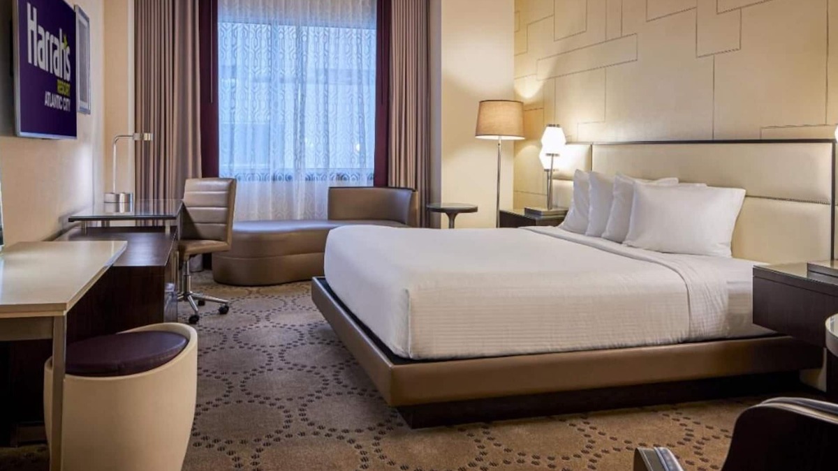 Atlantic City Hotel | Room with One Bed at a 4⭐️ Hotel