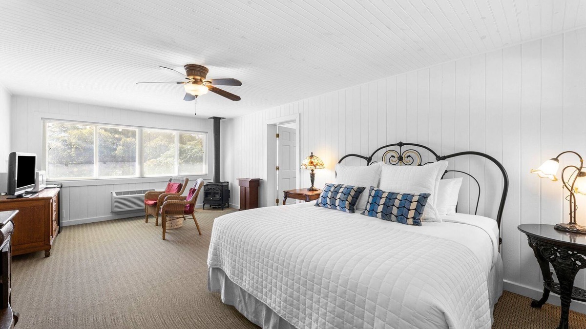 Comfort Hotel | Room with One King Bed, microwave, mini-fridge, and gas fireplace