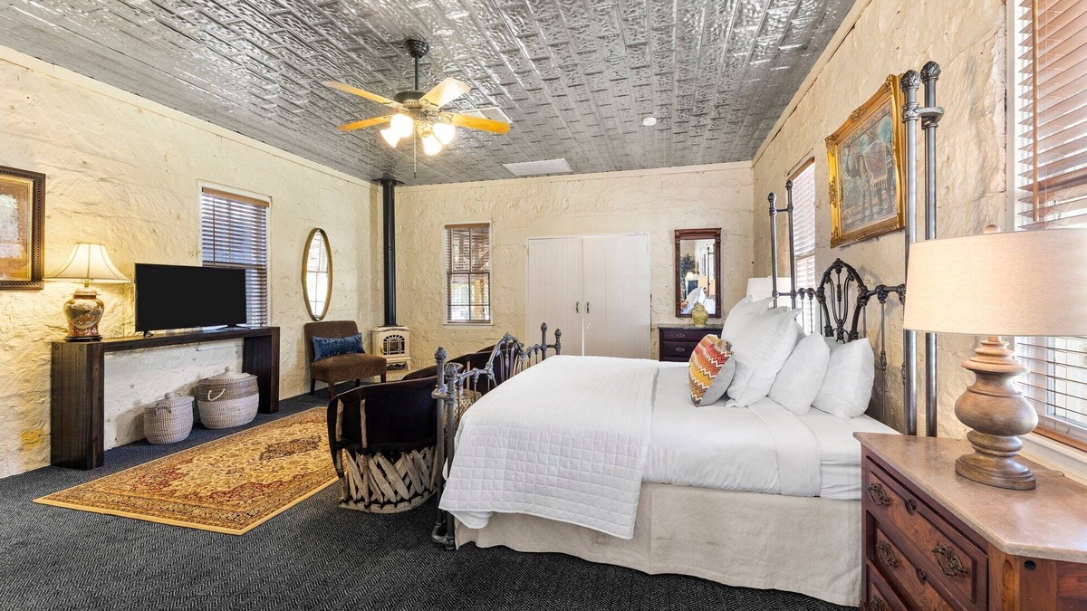 Comfort Hotel | Room with One King Bed, microwave, mini-fridge, and porch