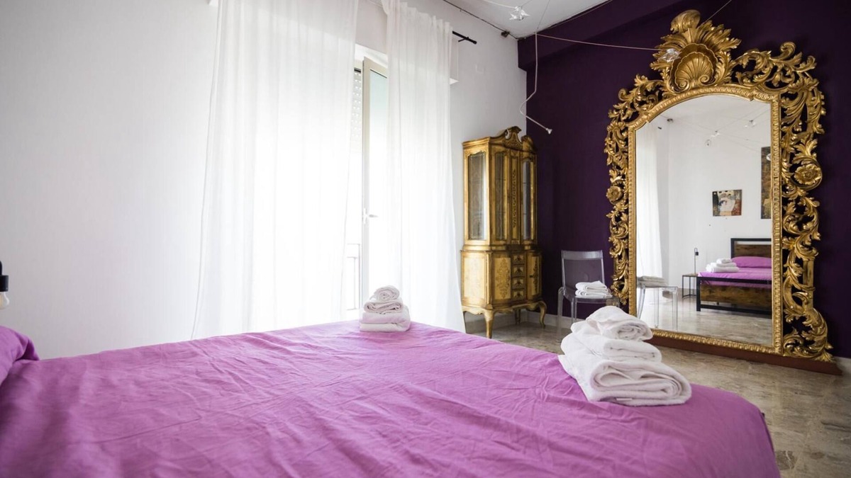 Reggio Calabria Bed & Breakfast | Room with private bathroom in the city center.