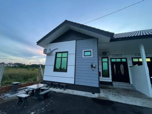Kampung Kubang Tangga House | RoomaRest Homestay