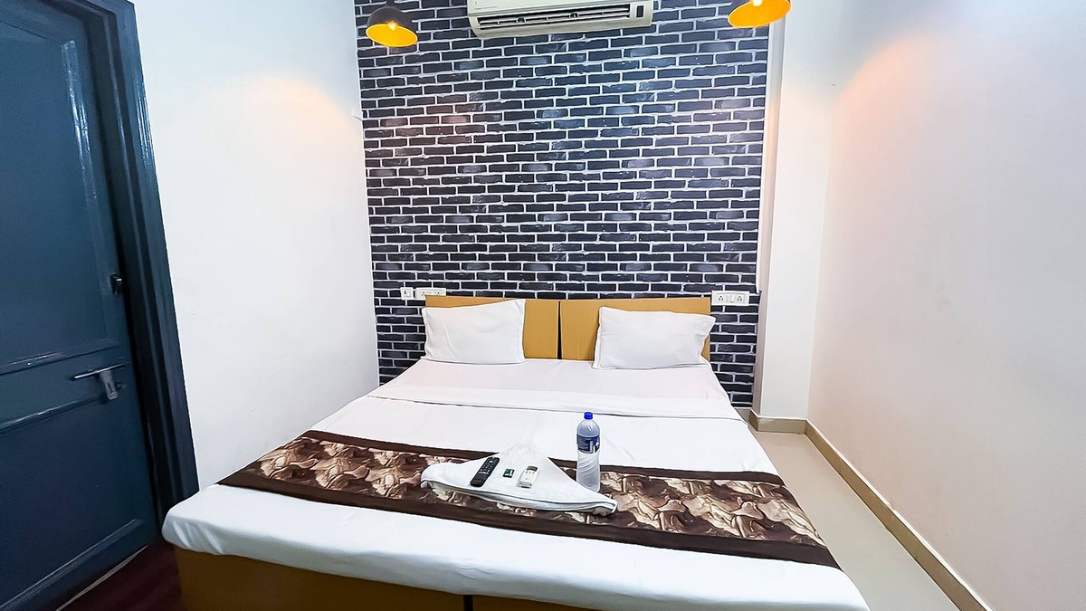 Block D Hotel | Roomshala 116 Krishna Villa