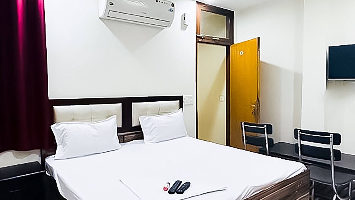 South Extension Hotel | Roomshala 142 Bed Chamber South ex