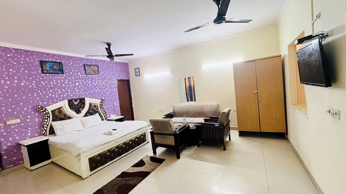 South Extension Hotel | Roomshala 167 Hotel Red South Ex