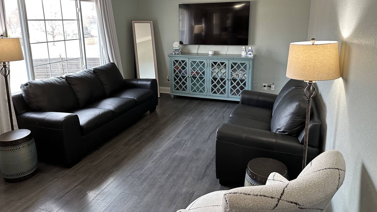 Waldron House | Roomy 3 BR - Sleep 6 - Dog Friendly - Near Legends - Game Room - Quiet Area