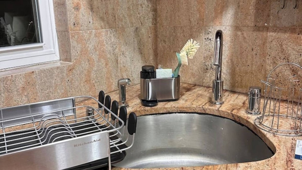 North Valley Stream House | Roomy 4BR 8 min to JFK