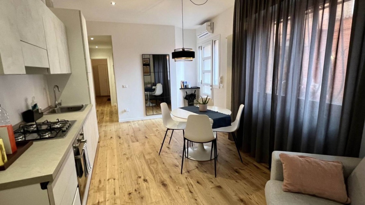 Old Town Apartment | Roomy apartment of 50 sqm located on the ground floor (steps to access), can accommodate up to 4 people.The accommodation is located near the city center of Mantua, in just 15 minutes walk you can reach all the main attractions and the area is served by