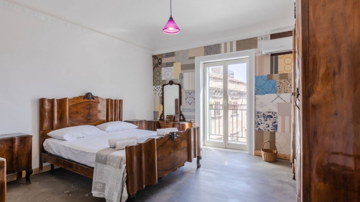 Albergheria Apartment | Roomy apartment of about 110 sqm, with characteristic finishes, able to accommodate up to 10 people, located on the third floor of a renovated building (NO lift). The property is located in the center of Palermo, in a Restricted-Traffic Area, a short dis