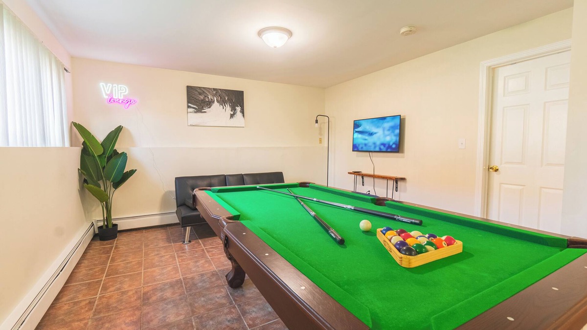 Revere Apartment | Roomy Boston 5BD-3BA-Pool Table-Free Parking