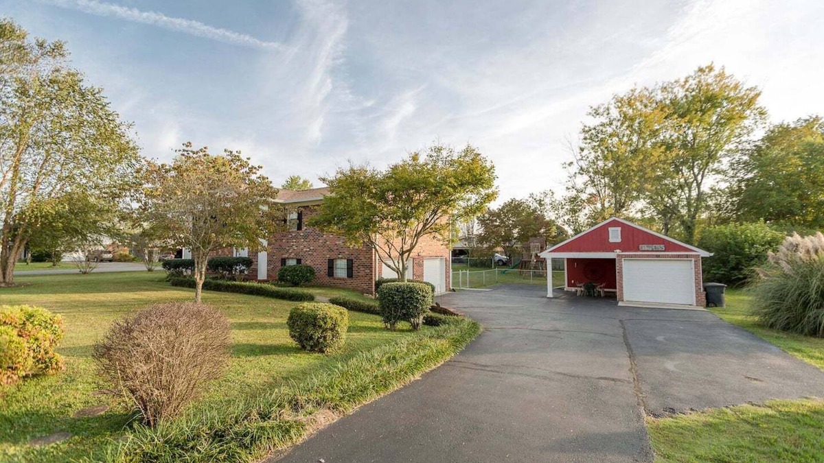 Cleveland House | ROOMY!, pet friendly, fenced backyard.