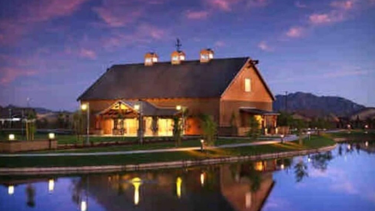 Power Ranch House | Roomy & Remodeled Modern Hacienda—5 bd 3.5 ba, 2 Masters and 3 kings!
