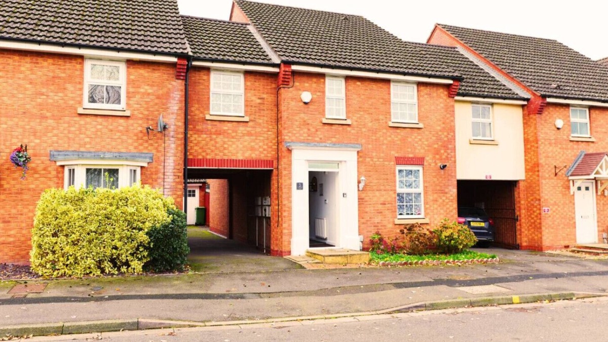 Telford House | Roomy Spark Home with Parking, Garden, Wi-Fi