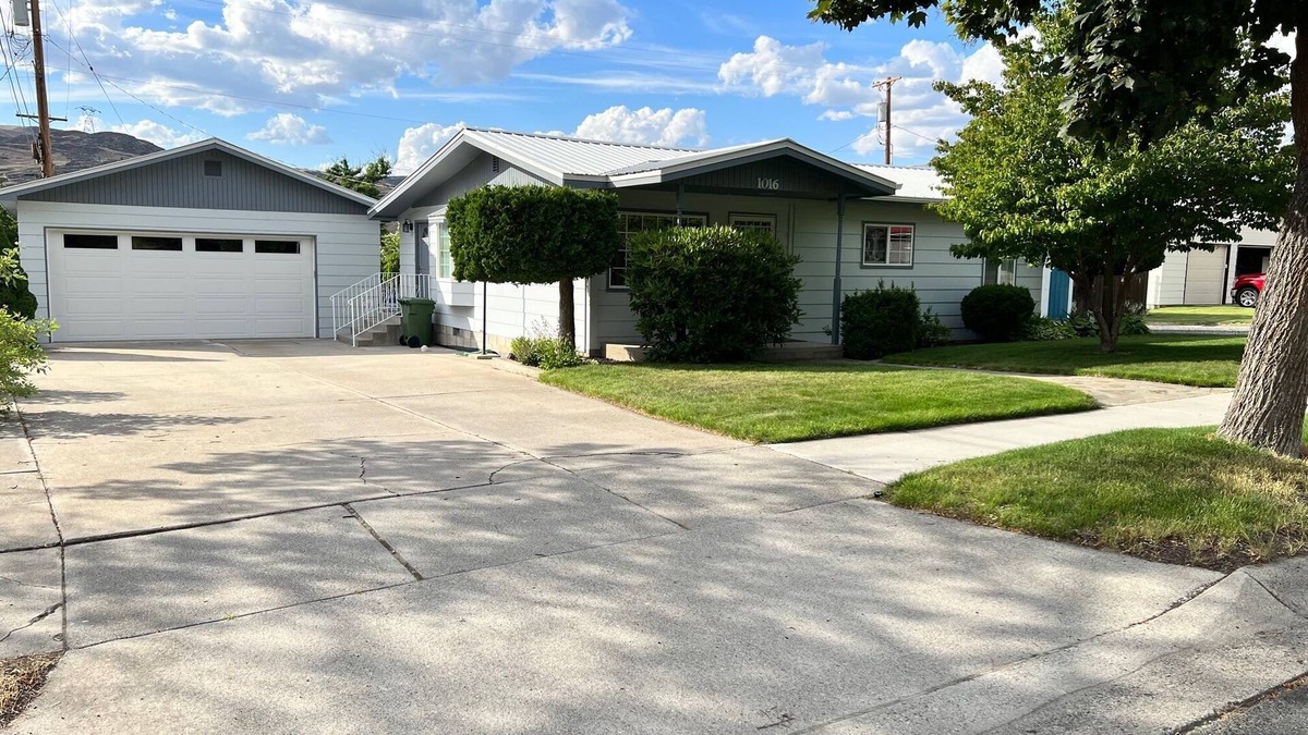 Coulee Dam House | Roomy three bedroom home with Boat/RV parking