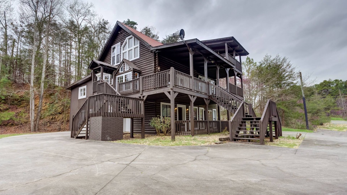 Oakman House | Roomy, three-story mountain home with two full kitchens, game rooms, & AC
