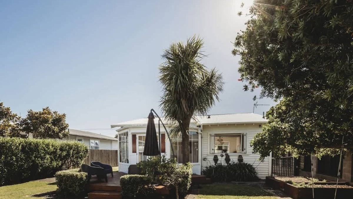 Fitzroy House | Rophia Retreat: Family Bungalow in New Plymouth