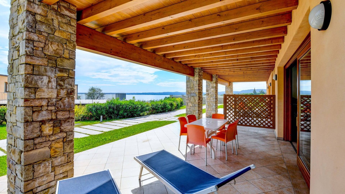 Moniga del Garda Resort | Rosa dei Venti: 1 bedroom std, lake view apartment, 2 pools, central location