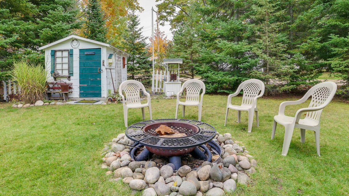 Higgins Lake Cottage | Roscommon Cottage - Walk to Higgins Lake!