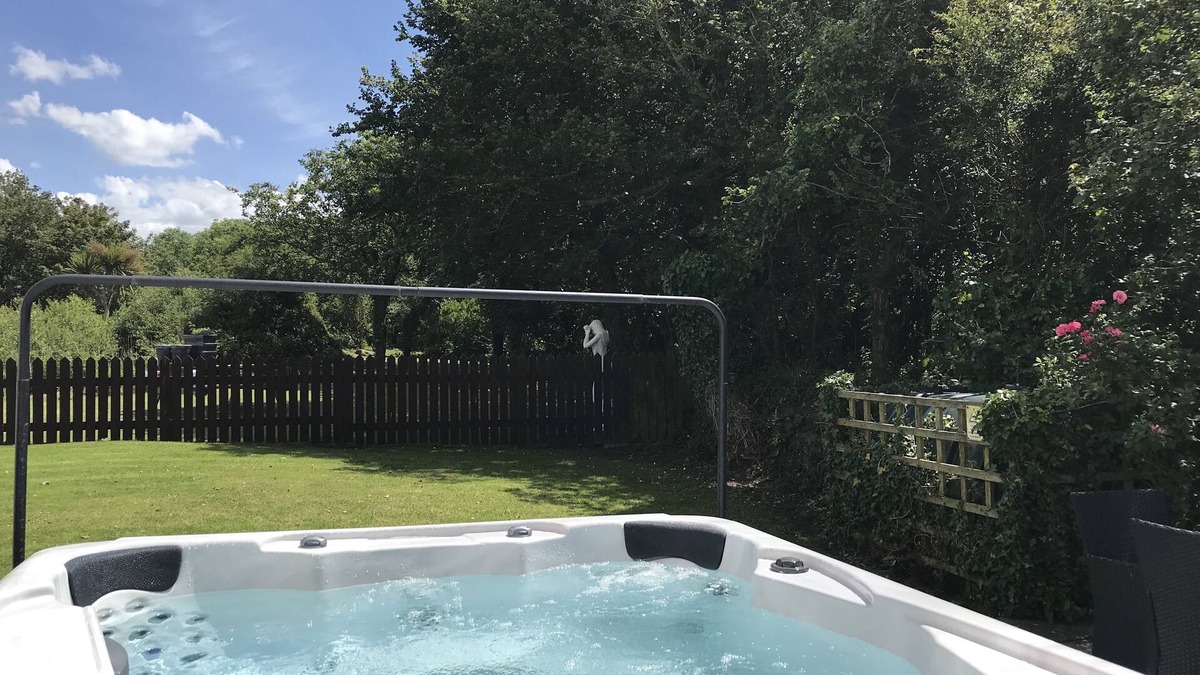 Widemouth Bay House | Rose Barn Sleeps 8 with Hot tub in Widemouth Bay