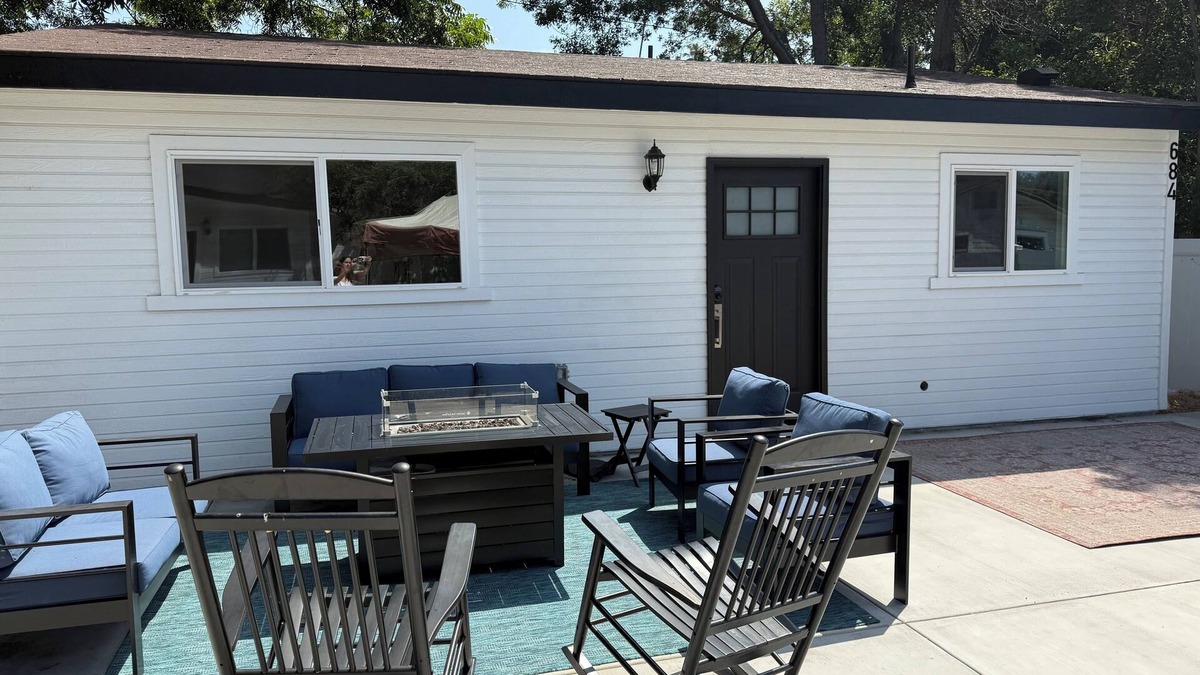 North Central House | Rose Bowl Bungalow. Cozy 2BR Retreat w/Patio, BBQ & Near Rose Bowl