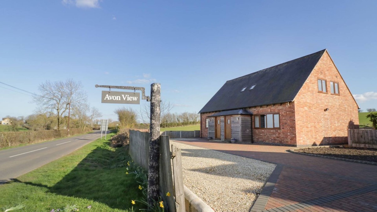 Ardens Grafton Cottage | ROSE COTTAGE, family friendly, with a garden in Welford-On-Avon