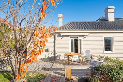 West Hobart House | Rose Cottage - Charming Haven near CBD & Waterfront