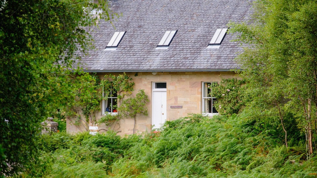 Larachbeg Cottage | Rose Cottage – Romantic Retreat on the banks of the River Aline