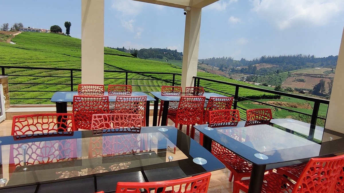 West Mere Hotel | Rose garden enclave for families