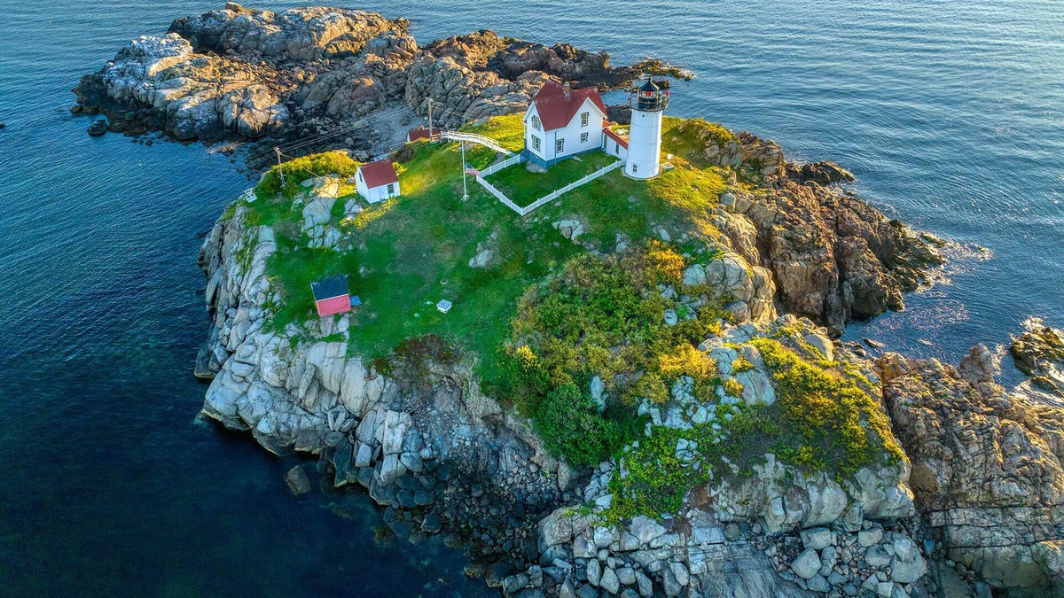 York Beach Cottage | ROSE STAR COTTAGE at NUBBLE LIGHT
