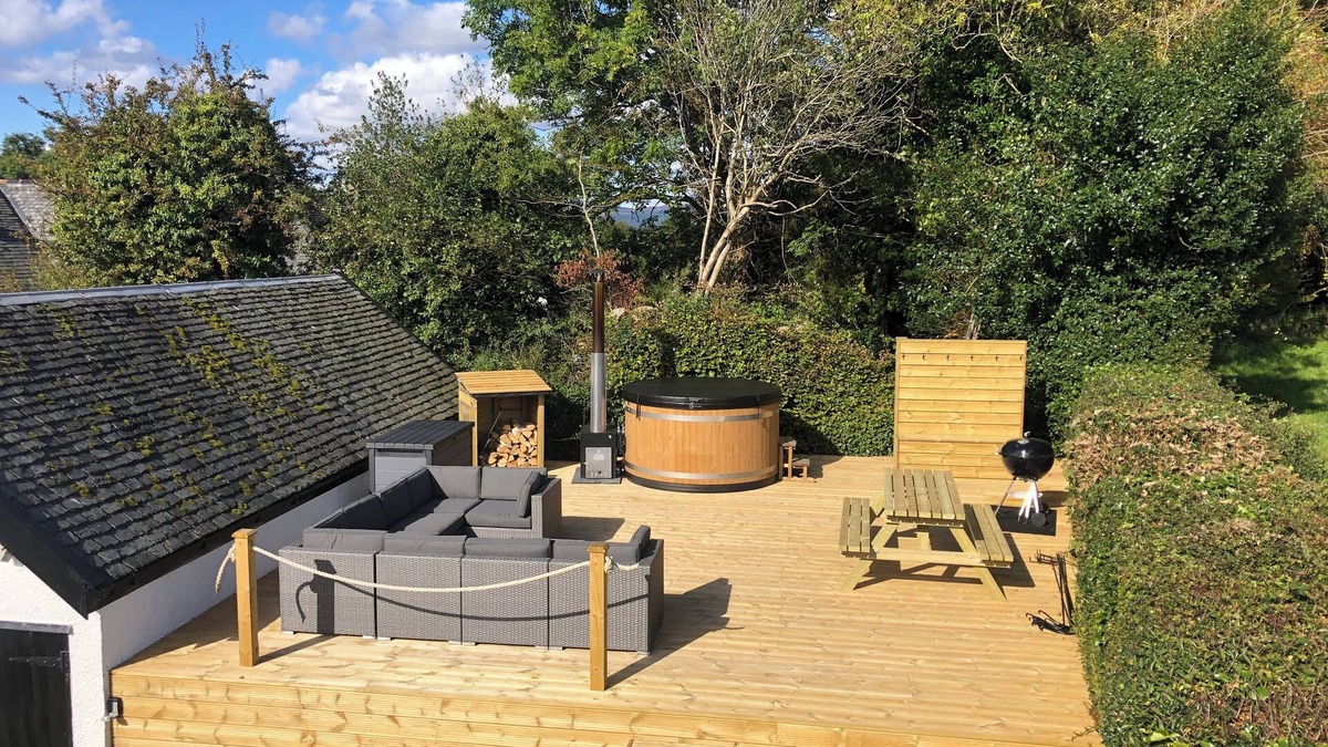 Alexandria Cottage | Rosebank cottage with hot tub and log burner in Loch Lomond National Park