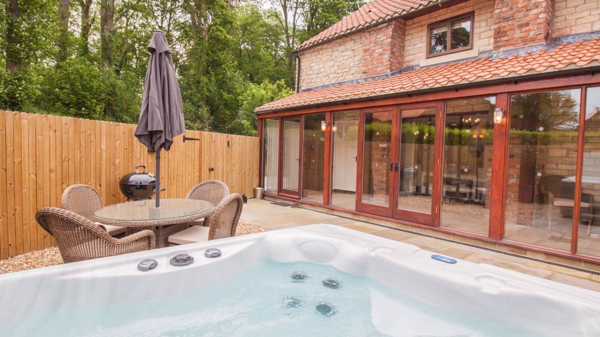 Pickering Cottage | Rosedale Cottage | sleeps 4 - Hot Tub, Dog Friendly - 5* Gold Award