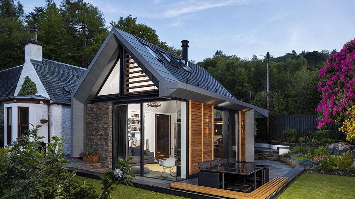 Luss Cottage | Roselea Cottage, an outstanding Cottage in Aldochlay next to Luss Loch Lomond with Loch views