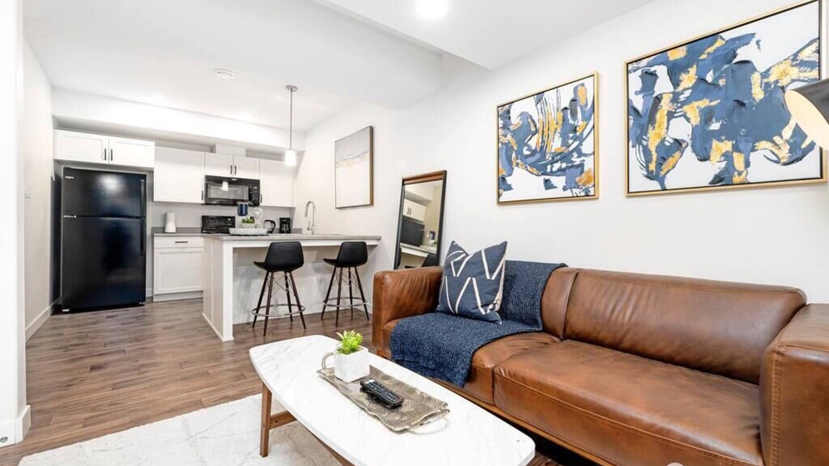 West Edmonton House | Rosenthal. BSMT Suite. Sleeps 2. 10min to WEM.
