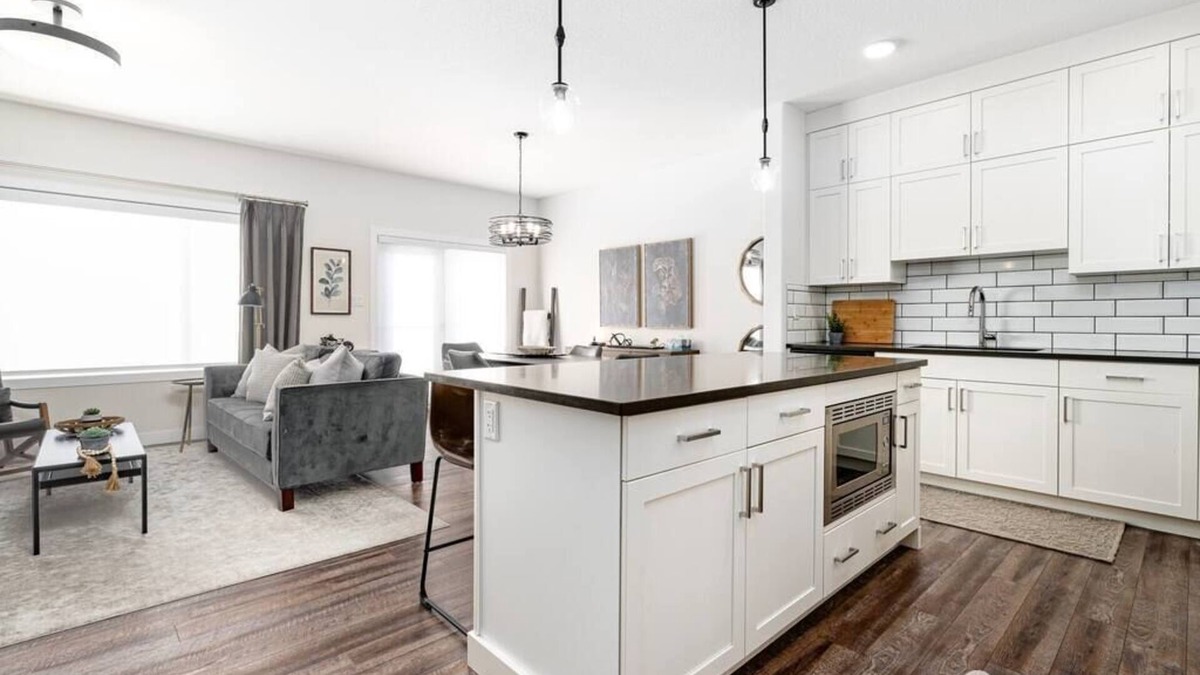 West Edmonton House | Rosenthal. Sleeps 6. Former showhome. 1GB.