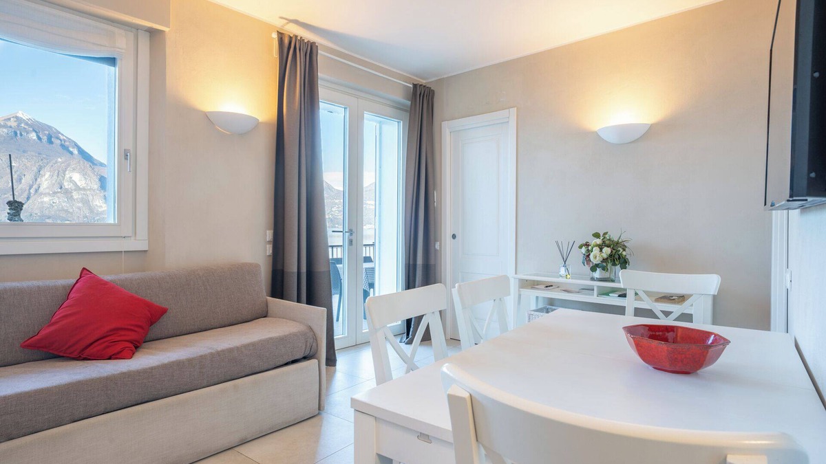 Fiumelatte Apartment | Roseta Caramel - lakefront apartment with terrace