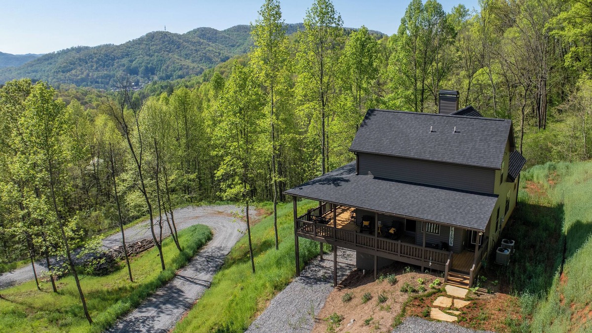 Sylva House | Rosey Hazel - Stunning Mountain Views!