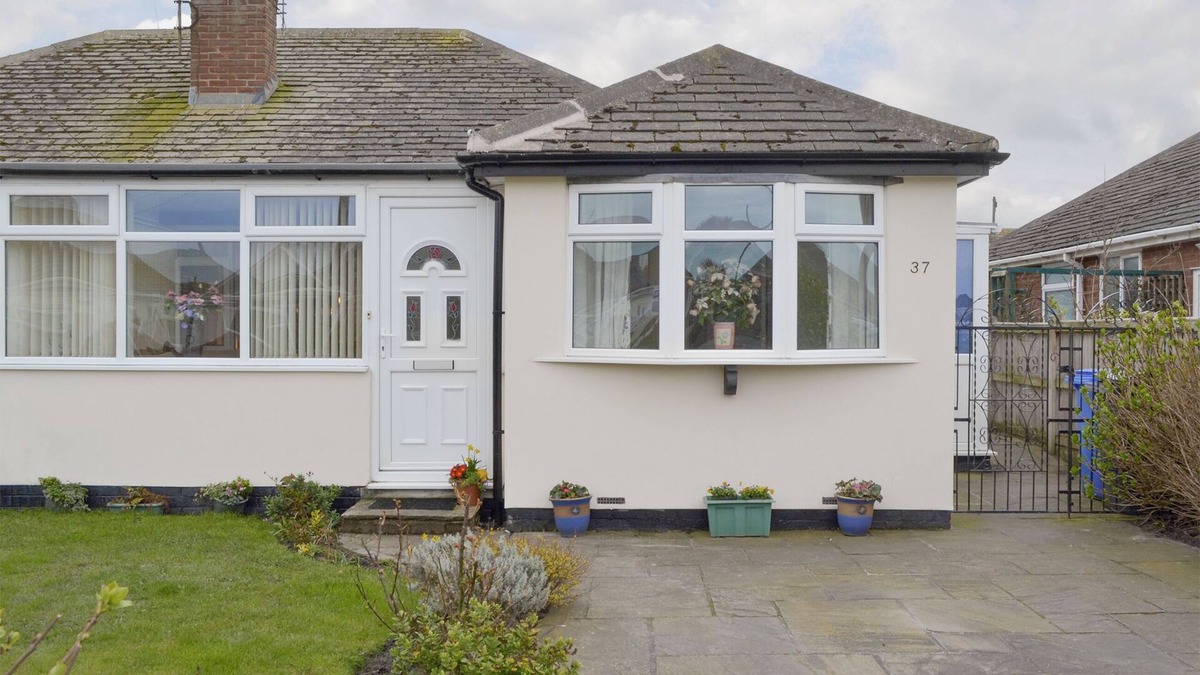 Thornton-Cleveleys Cottage | Rossall Beach Cottage