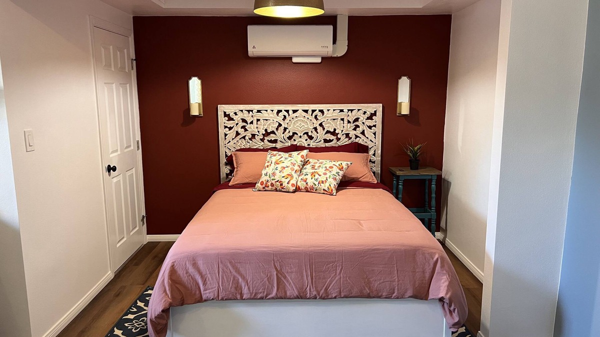 Shelltown Apartment | Rosy Casita with A/C near Base & Downtown with easy access to freeway