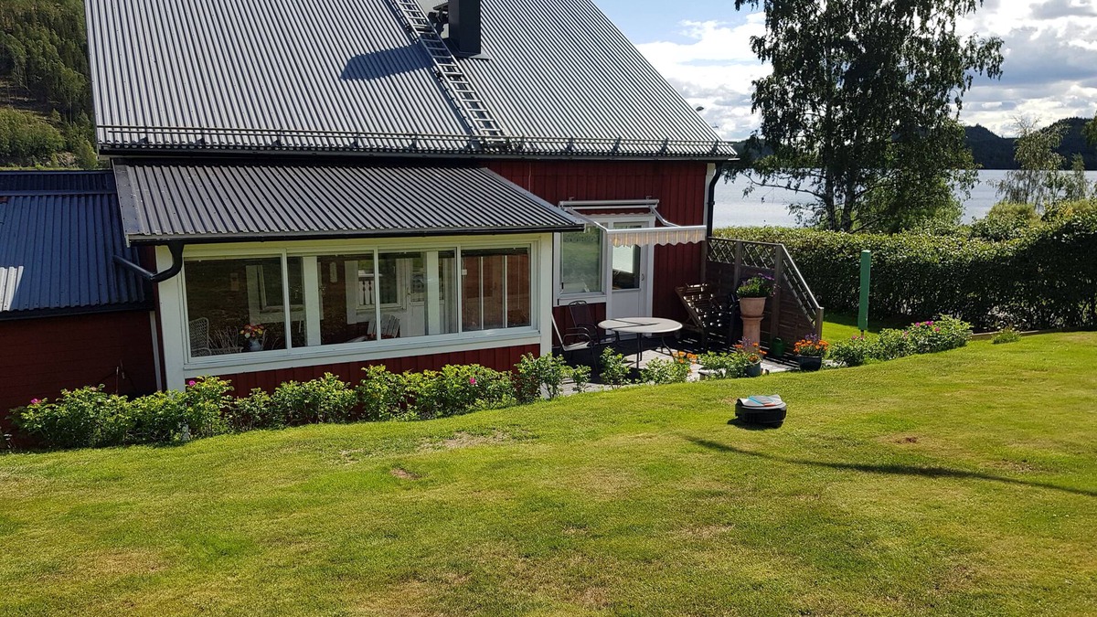 Valmsta House | Rotes Holzhaus am See