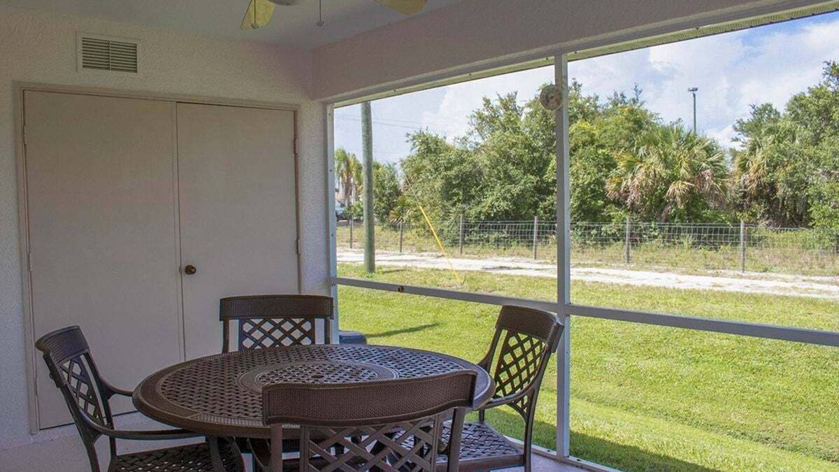 Rotonda West Condo | Rotonda West 2 Bedroom Condo w Lanai 9 miles to Gulf Beaches