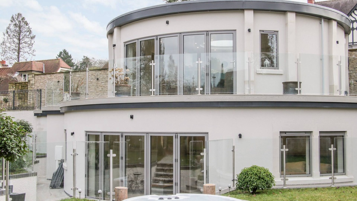 Church Stretton Cottage | ROUND HOUSE, family friendly, with hot tub in Church Stretton