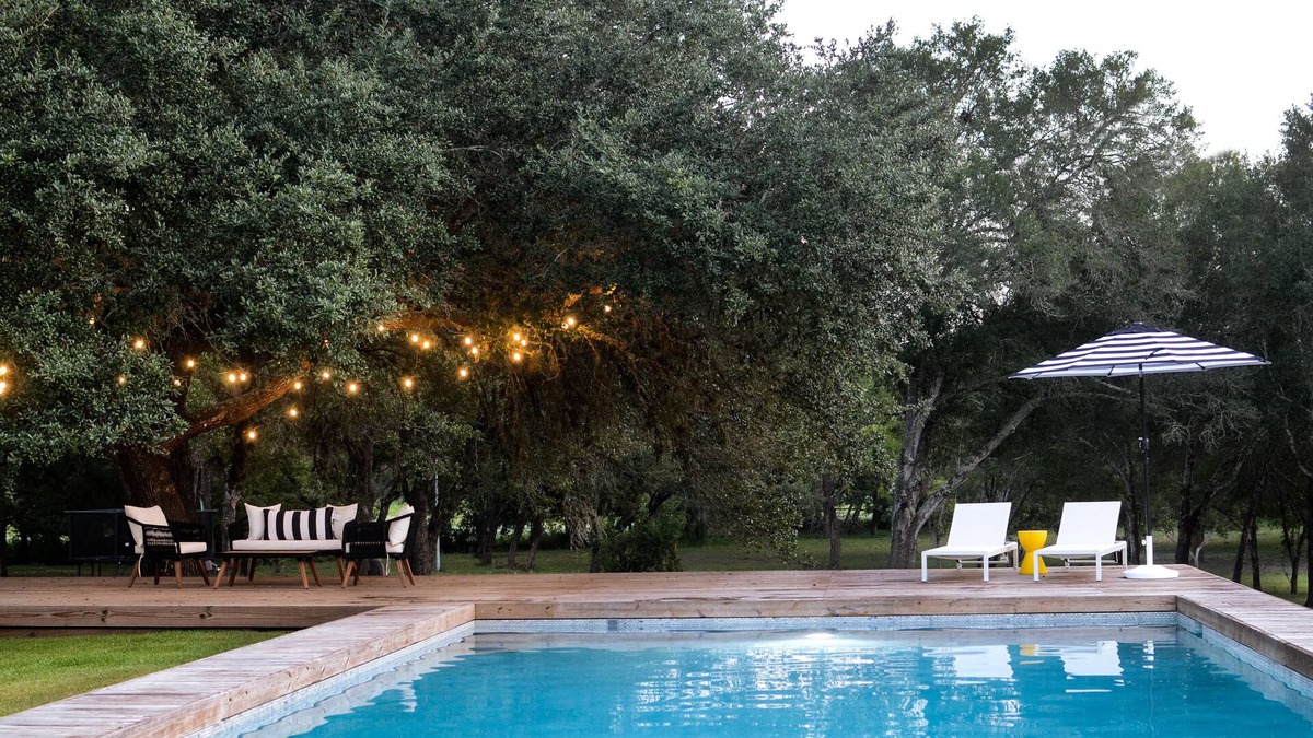 Fayetteville House | Round Top Modern Barndo + Sleeps 8 + Pool