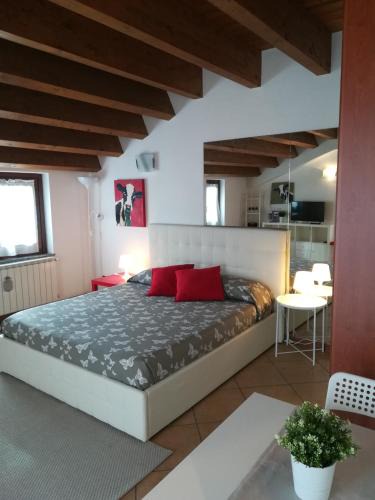 Stazione Apartment | Rovelli Room