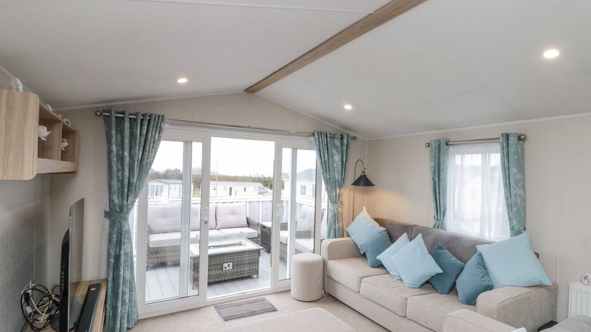 Cayton Bay Cottage | Rowan Court 2