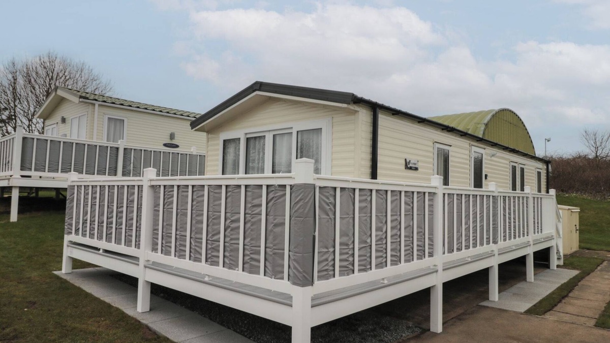 Cayton Bay Cottage | ROWAN COURT 2, pet friendly, country holiday cottage in Cayton