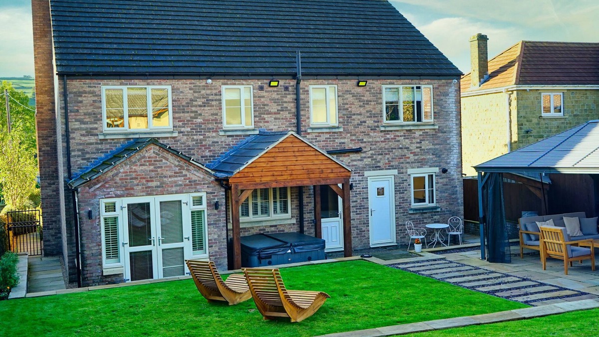 Millhouse Green Cottage | ROWAN HOUSE, pet friendly, with hot tub in Millhouse Green