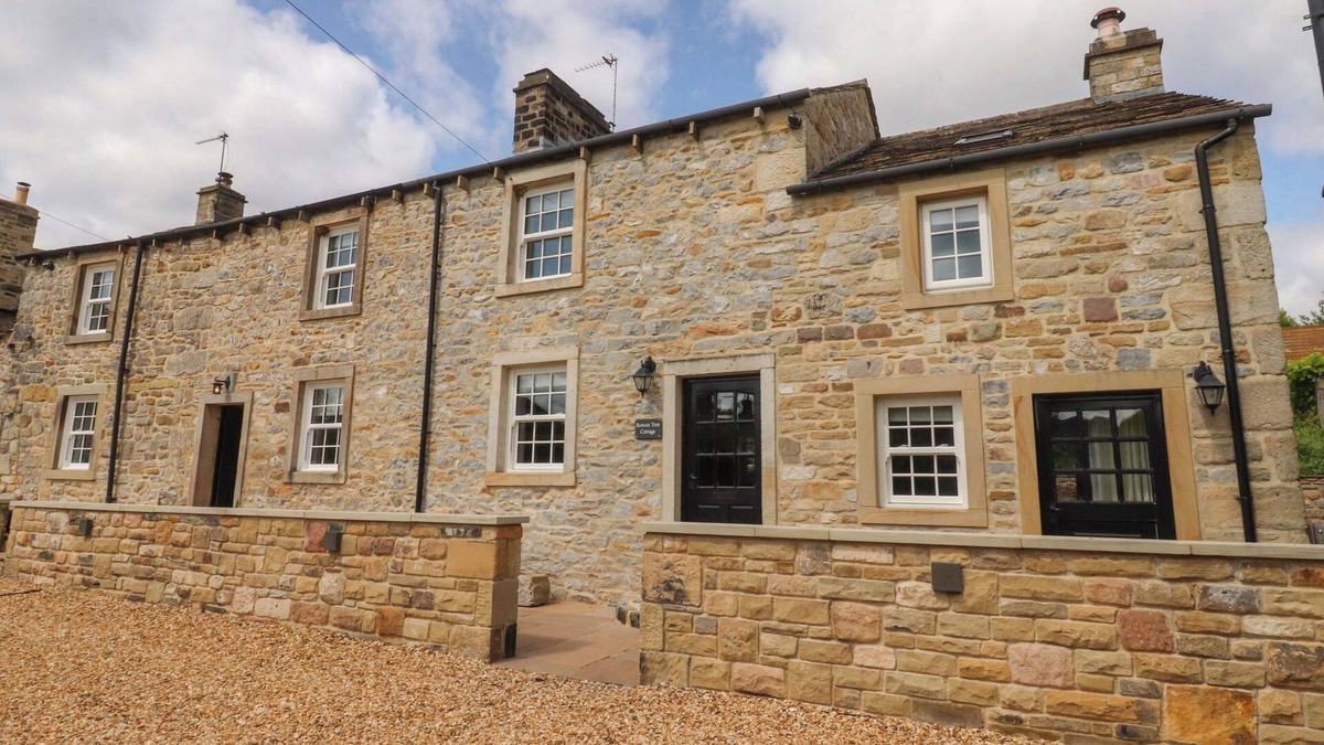 Hetton Cottage | ROWAN TREE COTTAGE, pet friendly, with hot tub in Skipton