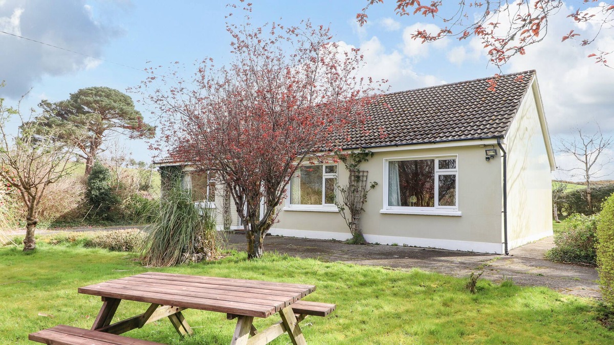 Beaufort Cottage | ROWANTREE, family friendly, with open fire in Beaufort, County Kerry