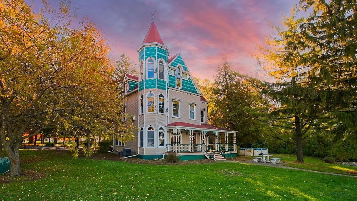 Fox Lake Bed & Breakfast | Roxana Resort